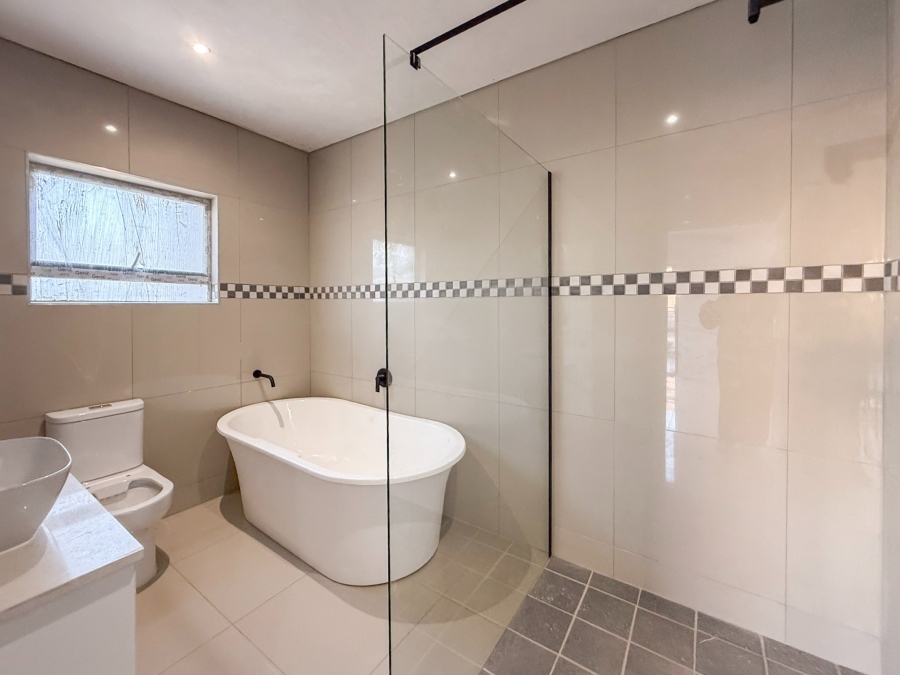 5 Bedroom Property for Sale in Melodie North West